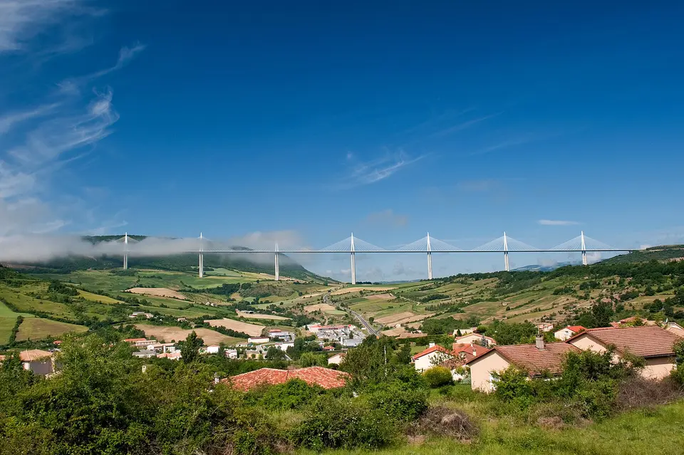 Vysoký dálniční most nad údolím a vesnickou zástavbou.