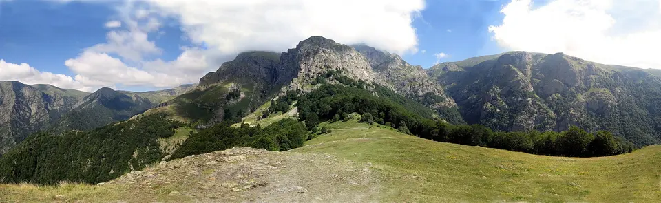 Horský hřeben a zelené svahy pod vrcholem Botev.
