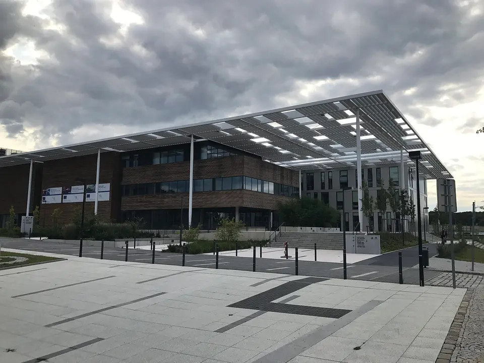 Moderní budova laserového výzkumného centra.