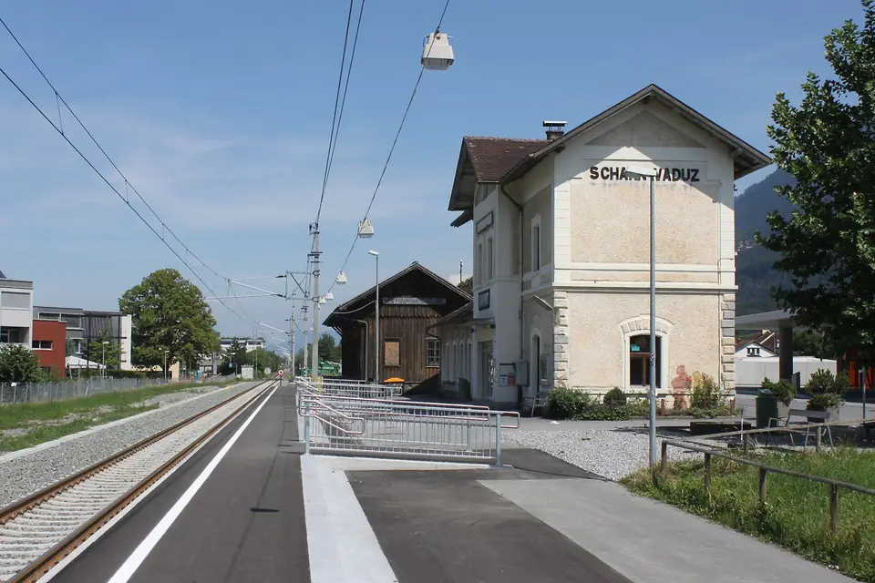 Nástupiště, koleje a staniční budova Schaan-Vaduz.